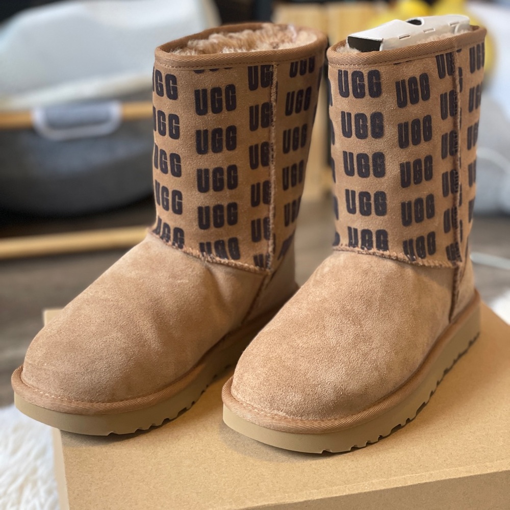 New Ugg Women Classic Short II UGG Graphic Boots- Chestnut # 1138175 SZ 6